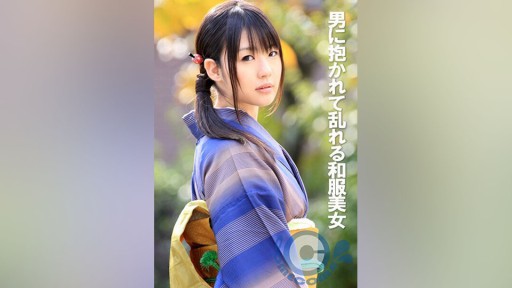 ⁣COM-355 A beautiful woman in Japanese clothes who is being hugged by a man 