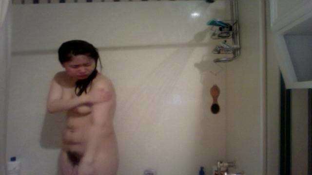 Meaty girlfriend takes a shower 