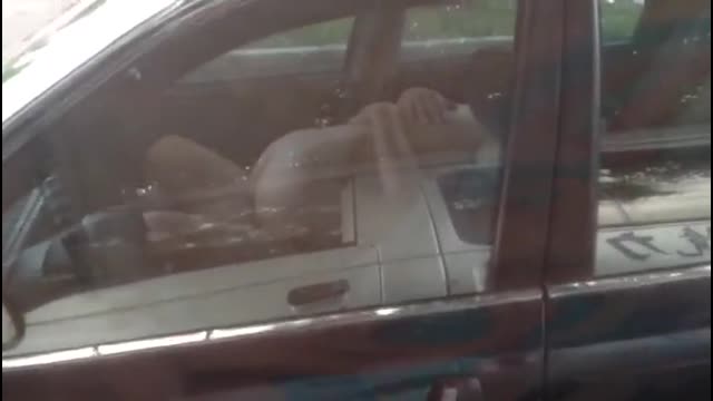 The traffic on the roadside in broad daylight shocked me so much that I didn’t even realize I was being watched. 