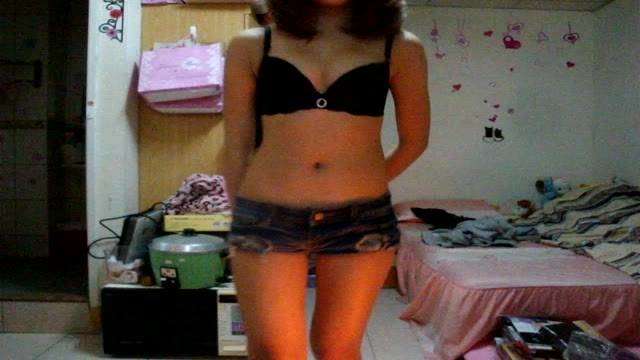 Young girl strips and takes selfie 