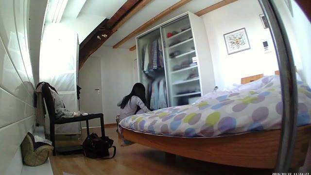 Secretly filming my girlfriend changing clothes in the room 