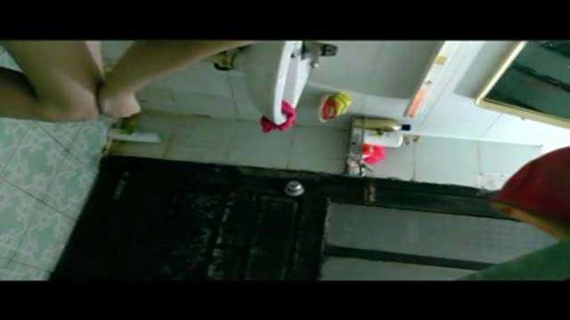 Secretly filming my girlfriend taking a shower at home 