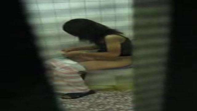 Secretly filming my girlfriend changing sanitary napkins in the toilet 