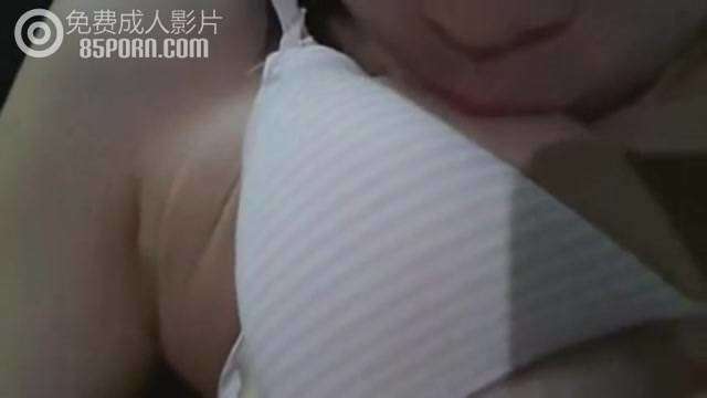 Cousin masturbates at home 