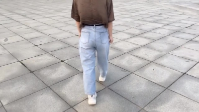 A vibrator was inserted into the street, and the young woman was shocked until her panties were soaked 