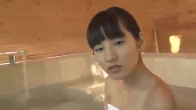 Secretly filming a cute little girl taking a hot spring bath 