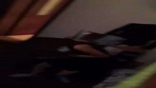 A girl exposed her breasts in the dormitory and was secretly photographed by her roommate 