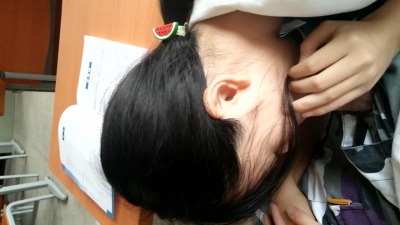 A cute and cute girl who was born in 1999 when she was a junior in Wuhan gave me a blowjob and swallowed semen in the classroom. 