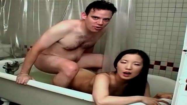 Chinese beauty and foreign boyfriend have sex in bathroom 